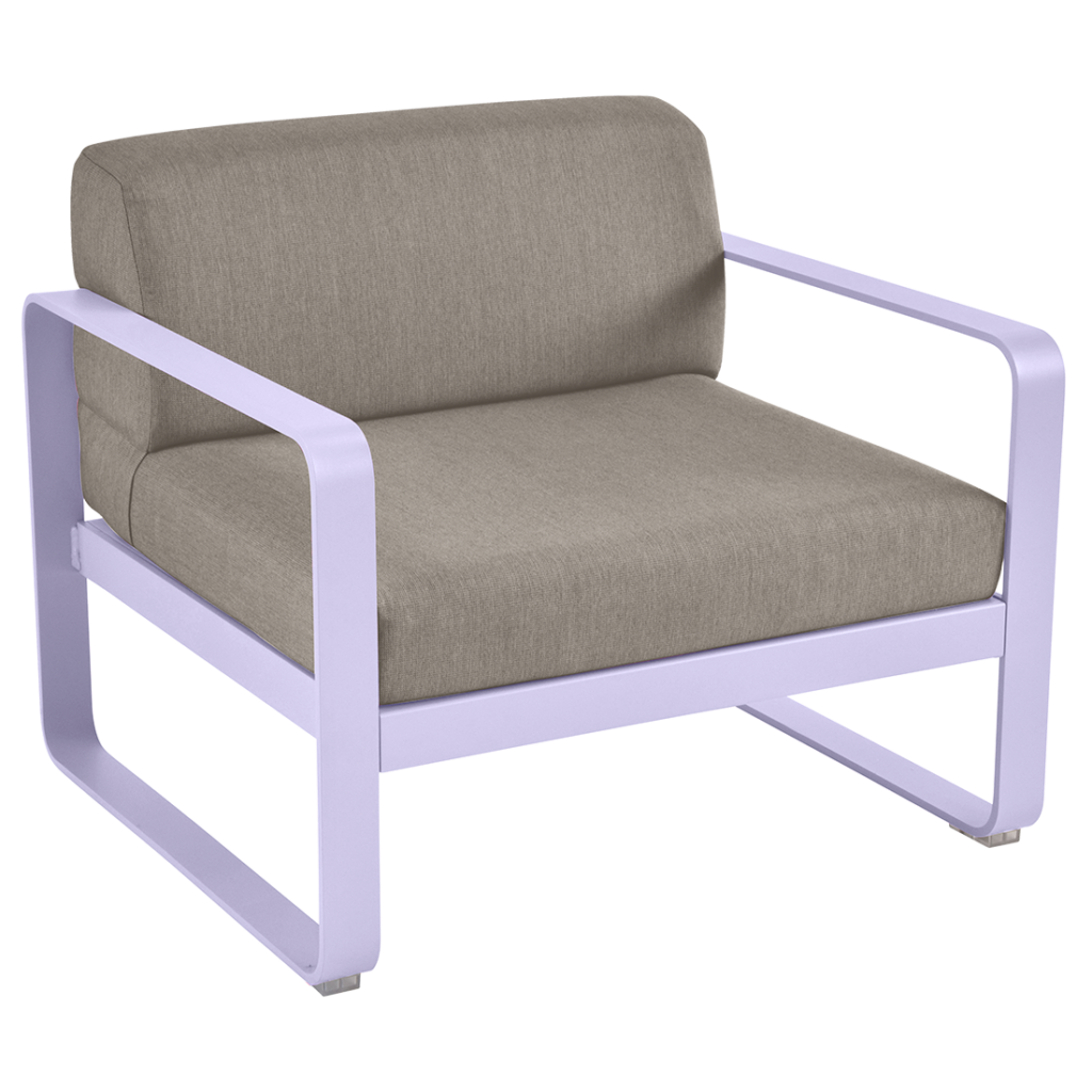 Fauteuil moderne avec un coussin gris et une structure en métal blanc, idéal pour le mobilier d'extérieur, présenté sur un fond rayé rose et blanc.