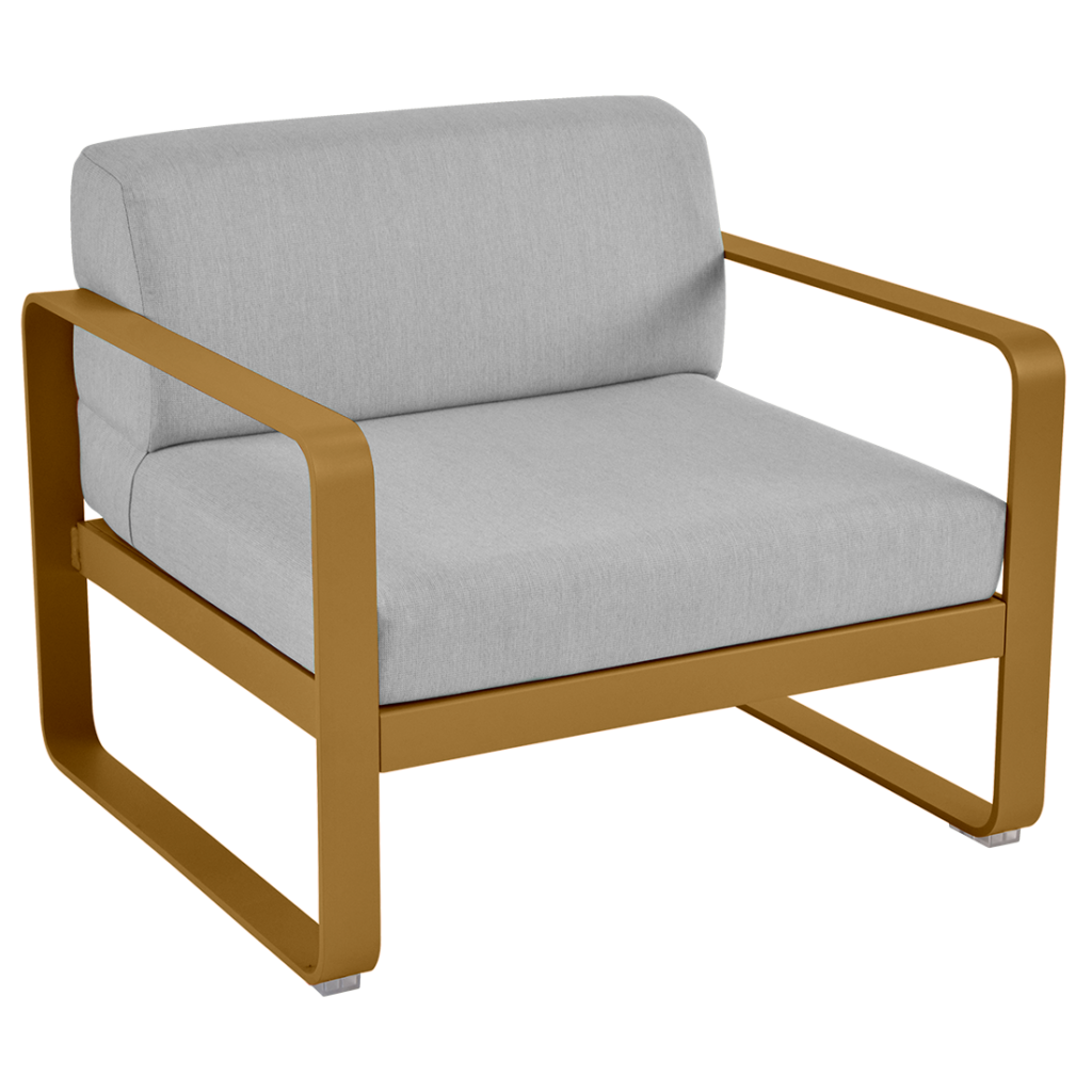 Fauteuil Bellevie moderne avec coussins gris et cadre géométrique doré sur fond transparent.