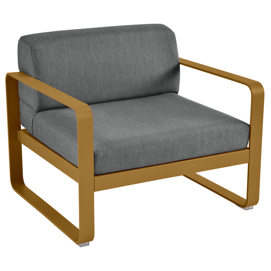 Fauteuil Bellevie moderne rembourré en gris avec un élégant cadre en métal doré, présenté sur un fond transparent.