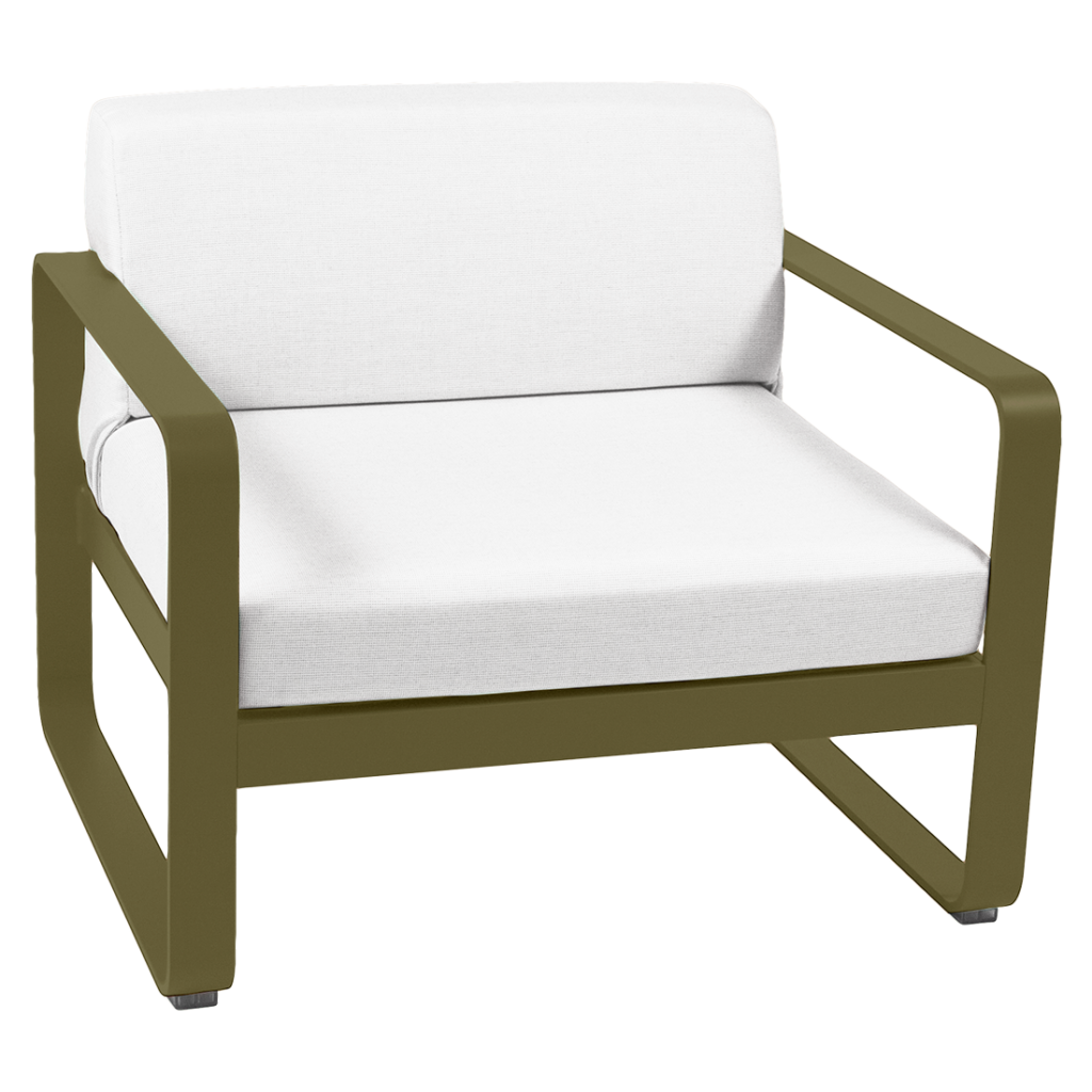 Un Fauteuil Bellevie avec un coussin blanc et une structure en métal vert olive, sur un fond beige rayé.