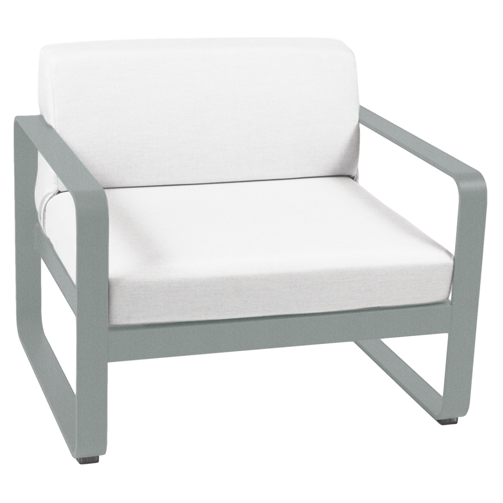 Le Fauteuil Bellevie est une chaise longue d'extérieur avec un coussin blanc et une structure grise.