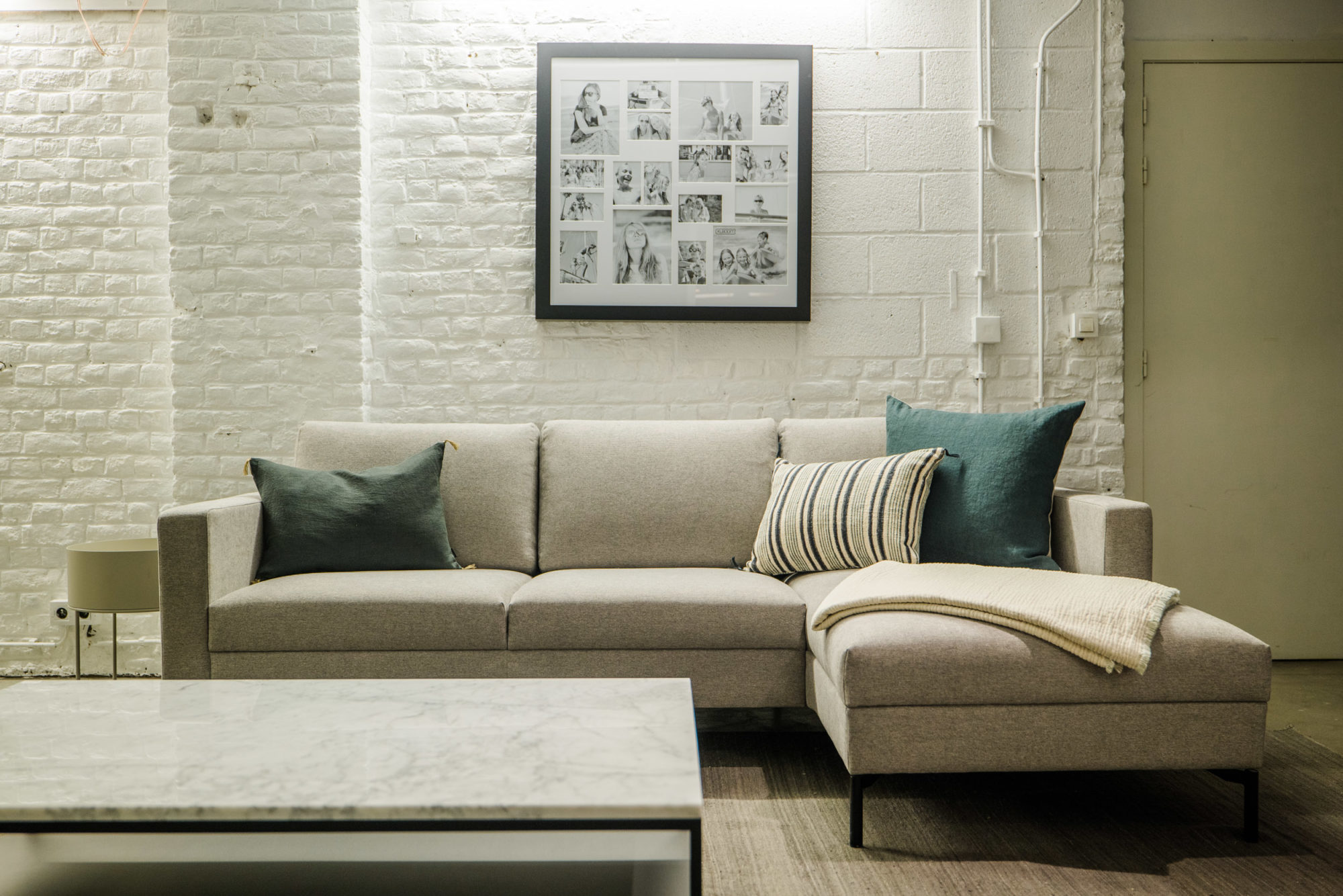 Un salon EXPO - Canapé Quattro, tissu Carlina gris beige avec une table basse.