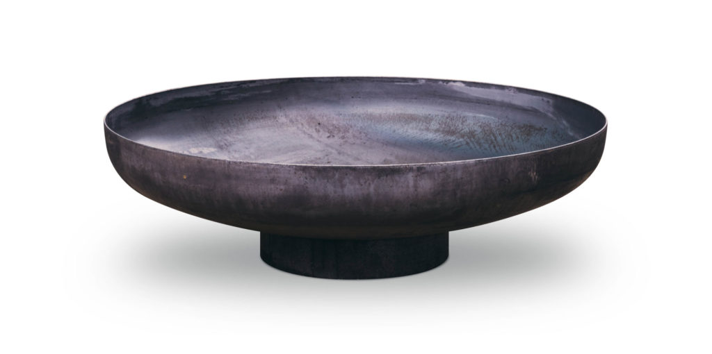 Un bol à feu Jesco en métal noir sur un fond blanc.