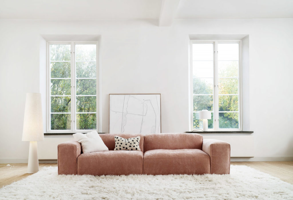 canapé Edda Wildflower dans un salon lumineux et blanc