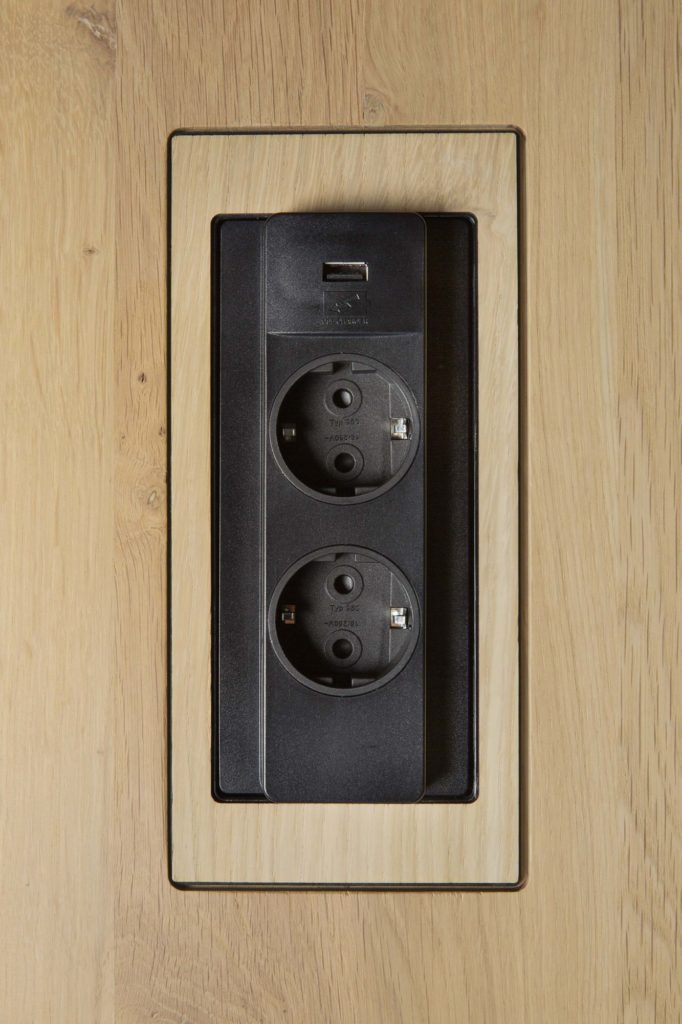 Description : Un Plateau pour bureau réglable Bok noir sur un plancher en bois.