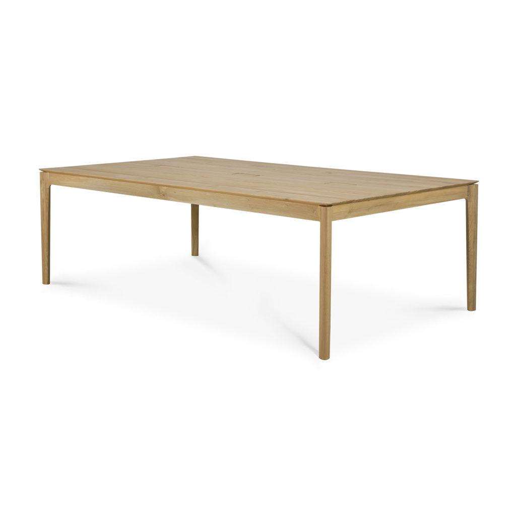 Un Plateau pour bureau ajustable Bok, table à manger en chêne noir avec un plateau en bois.