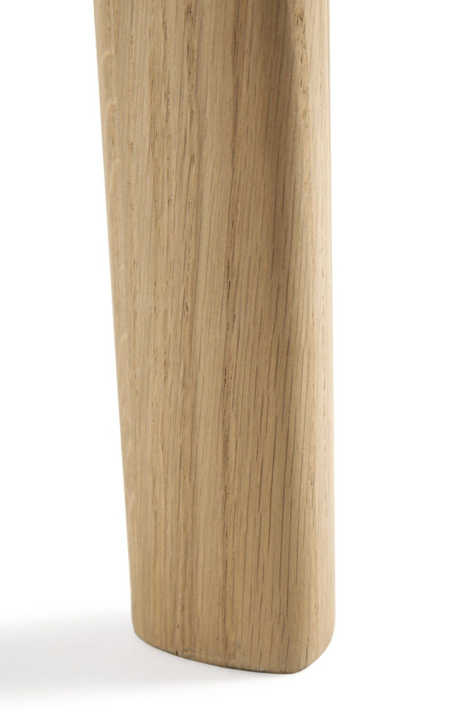 Un gros plan d'un Plateau pour bureau ajustable Bok, chêne noir sur une surface blanche.