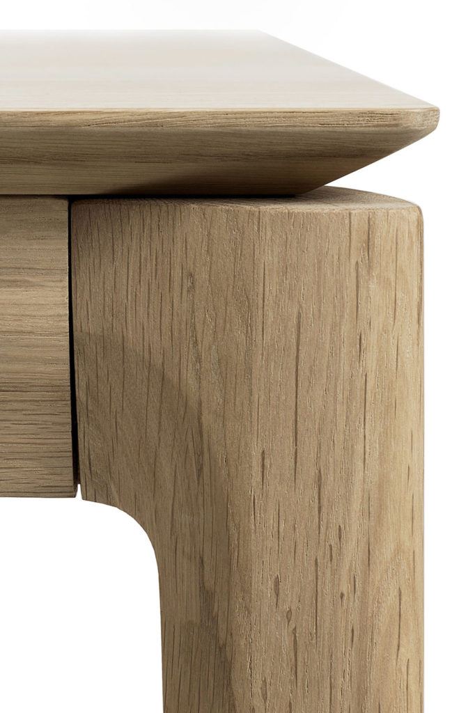 Vue rapprochée d'un plateau pour bureau ajustable Bok, chêne noir.