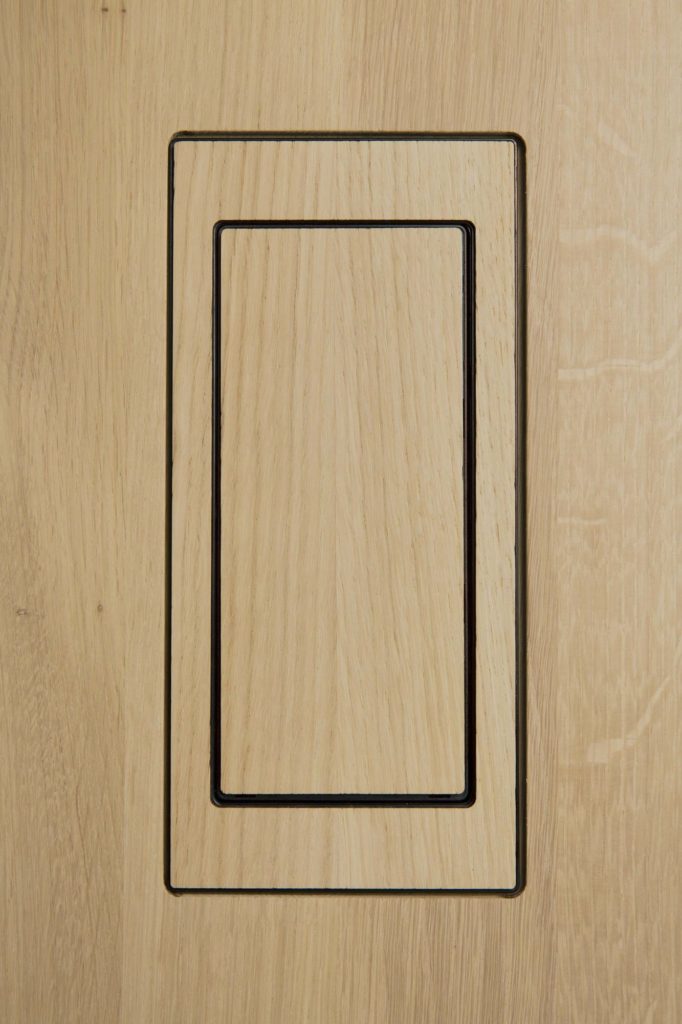 Un Plateau pour bureau ajustable Bok en bois avec un carré en chêne noir.