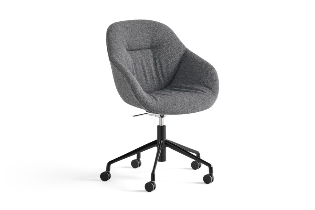 Une chaise de bureau grise AAC155 Soft à roulettes sur fond blanc.