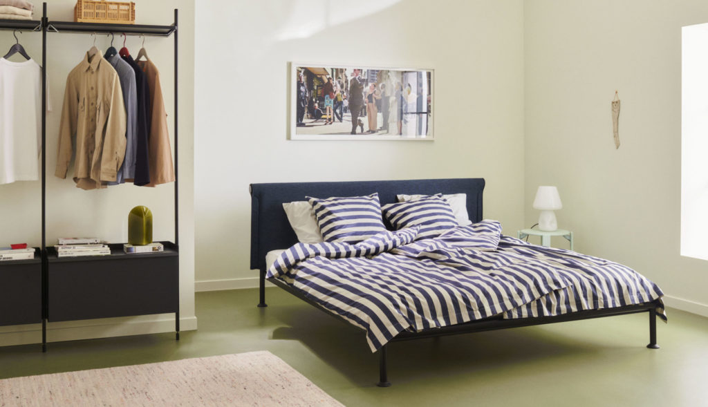 Une chambre avec un lit et une armoire.