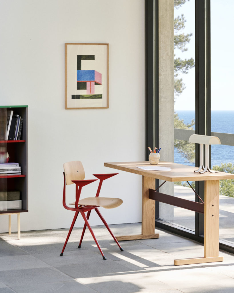 Une chambre avec un bureau et des chaises et une vue sur l'océan.
