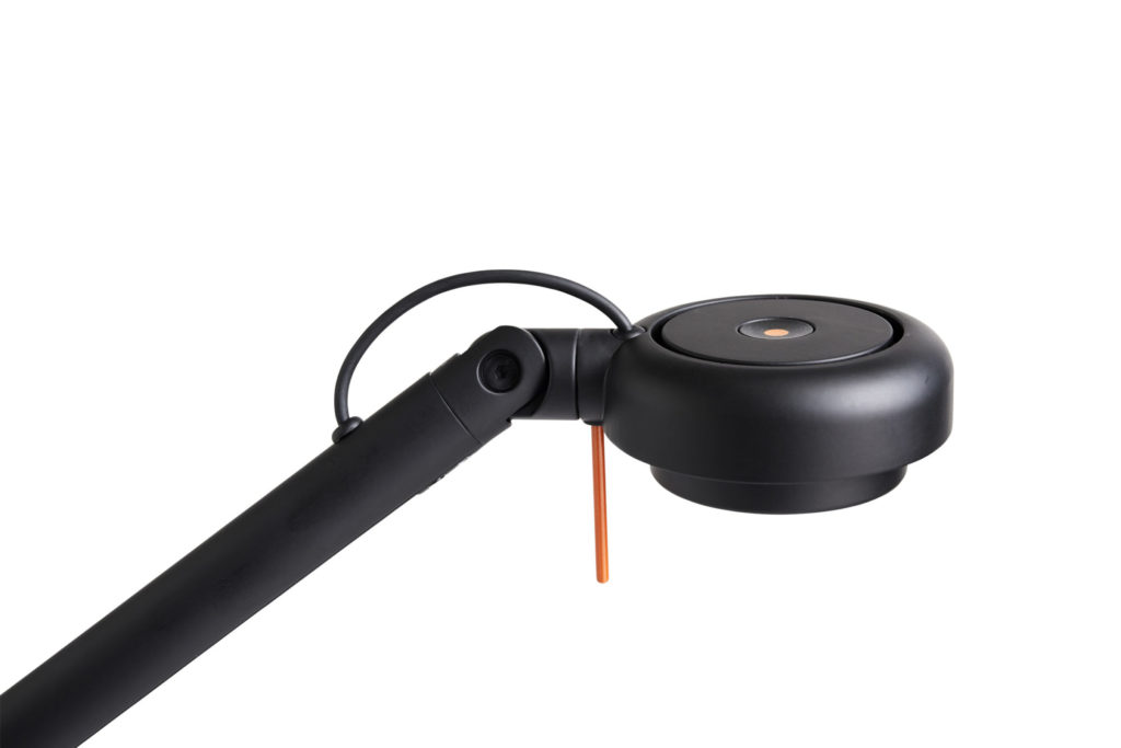 Une Lampe de bureau Fifty Fifty noire avec un cordon orange attaché.