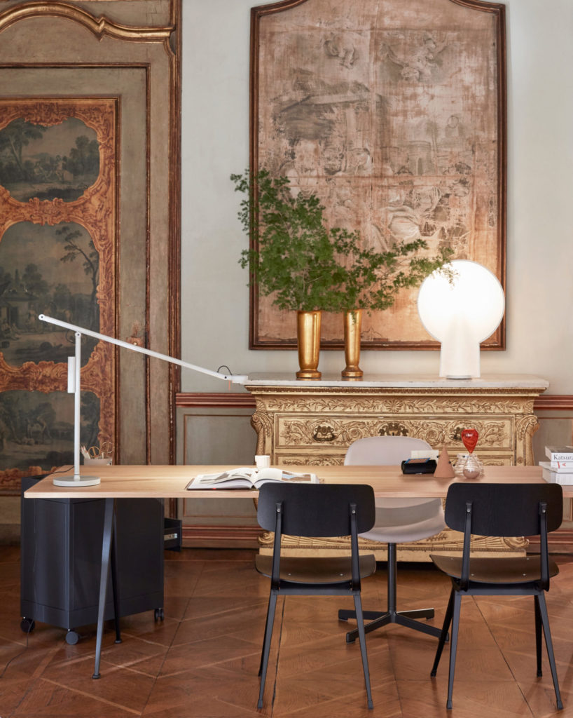 Un bureau avec une Lampe de bureau Fifty Fifty dessus.