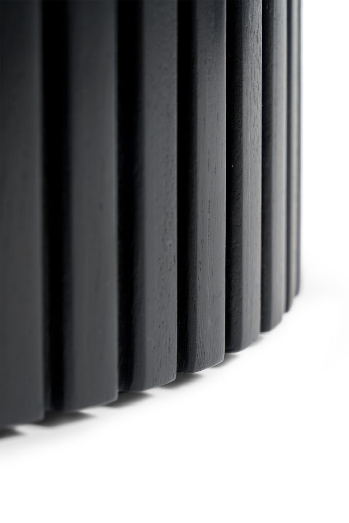 Gros plan d'une étagère en bois noir avec Corbeille Roller Max.