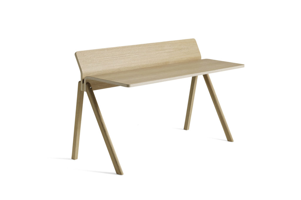 Un Bureau CPH 190, également appelé bureau, avec deux pieds et un plateau en bois.