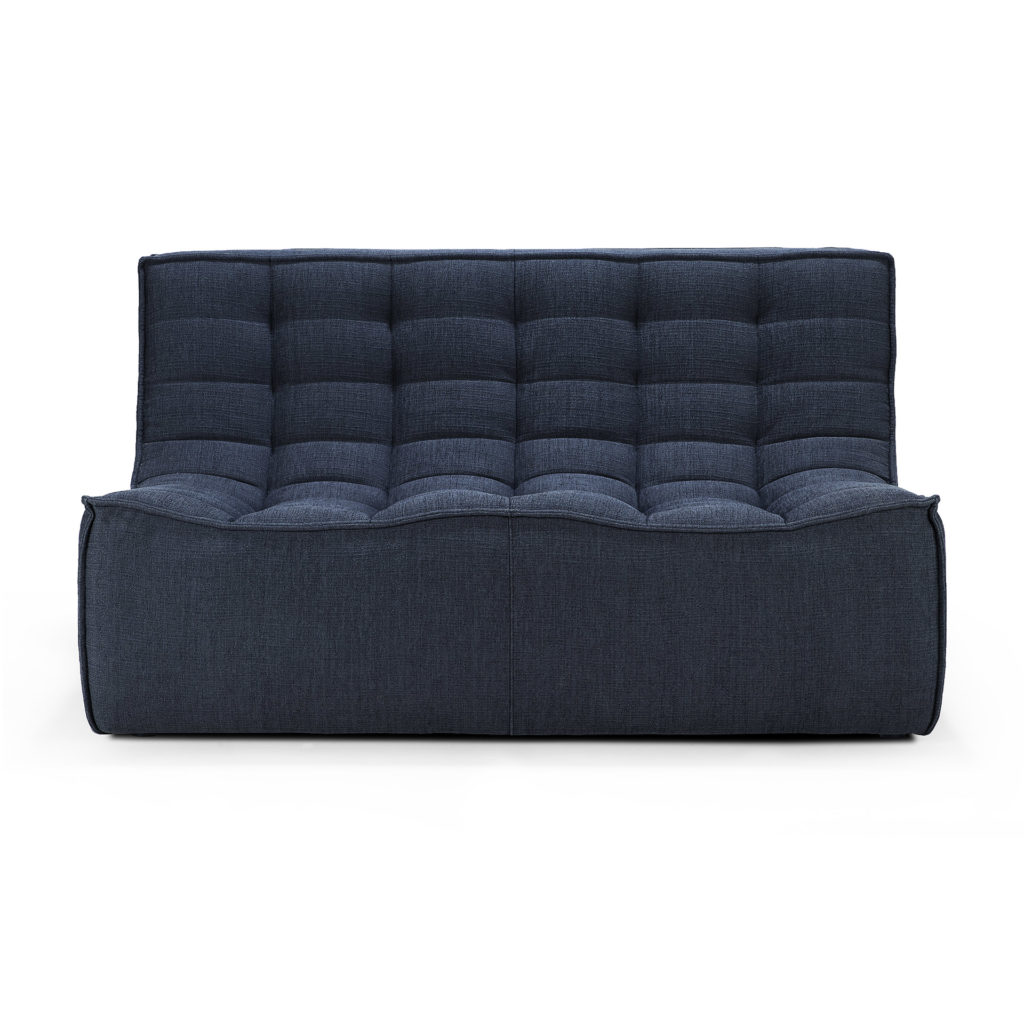 Le Canapé N701 est un canapé bleu avec un dossier capitonné, recouvert de tissu écologique graphite. Il accueille confortablement deux personnes.
