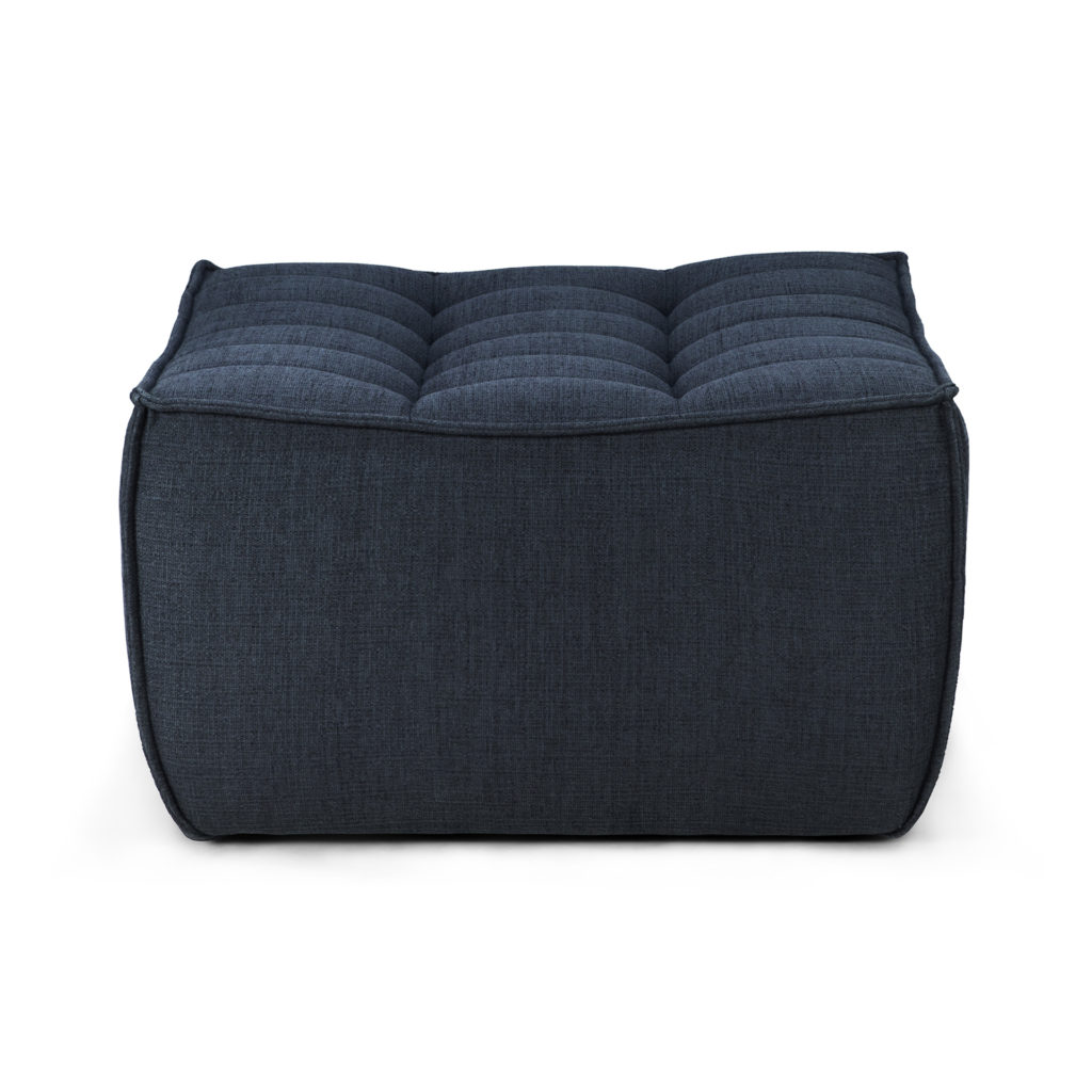 Un pouf en tissu écologique graphite bleu foncé avec un siège rembourré.