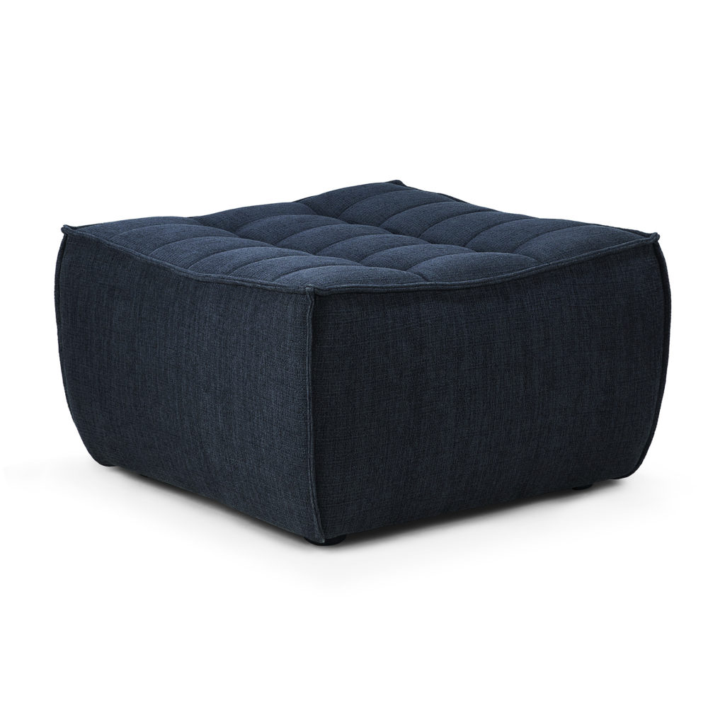 Un pouf carré graphite en denim bleu foncé.