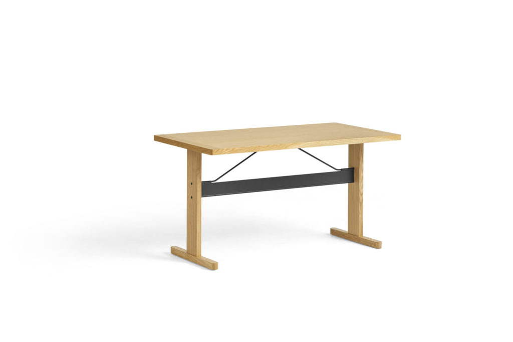Un petit Bureau Passerelle en bois avec un socle noir.