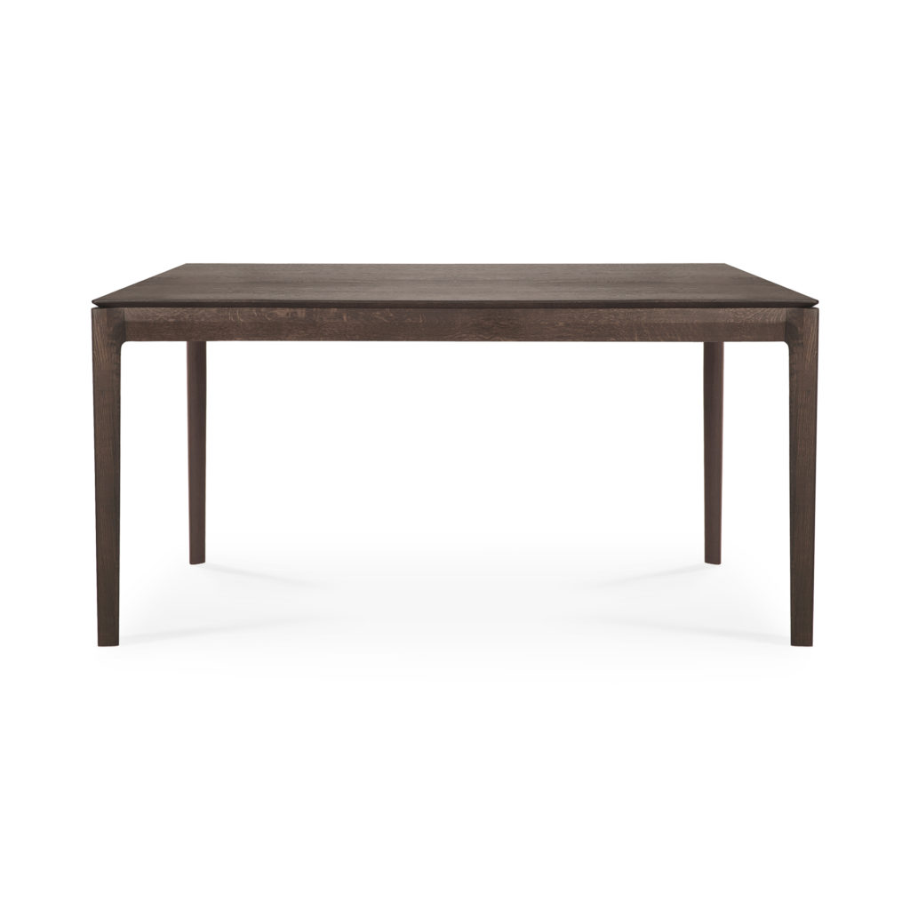 Une table à manger rectangulaire avec un plateau en bois foncé en chêne brun.