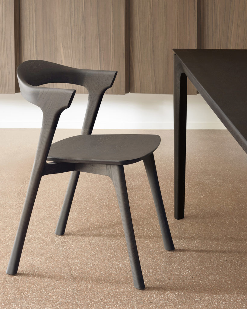 Une chaise Bok, chêne brun à côté d'une table.