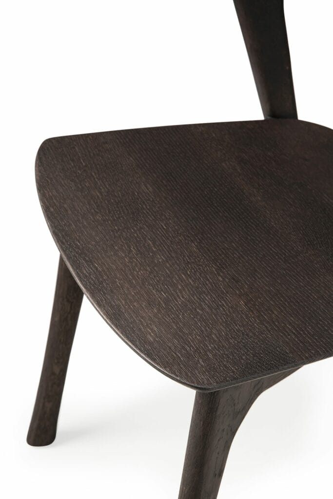 Une chaise Bok en bois noir avec une assise en bois de chêne brun.