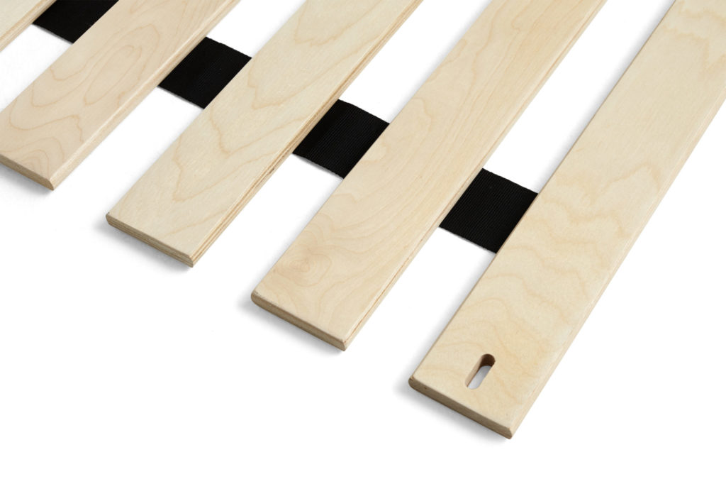 Un sommier à lattes, set de 2 en bois sur une surface blanche.