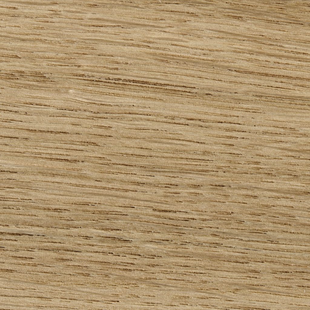 Une image en gros plan d’une surface en bois comportant une chaise Pastis.