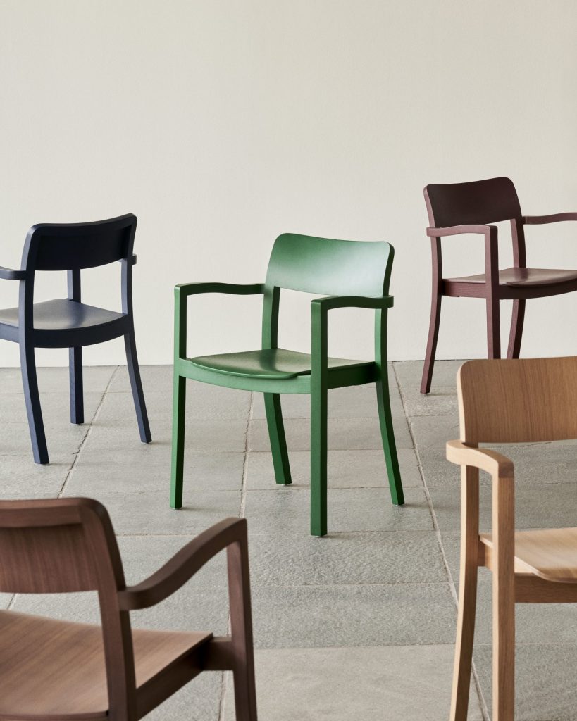 Un groupe de chaises de différentes couleurs, dont Chaise Pastis, dans une pièce.