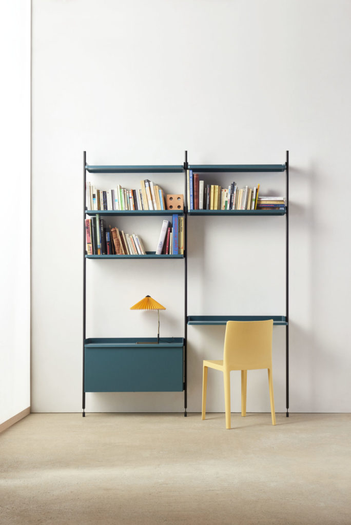 Une bibliothèque Bureau bleue modulable Pier System 12 et une chaise jaune dans une pièce vide.