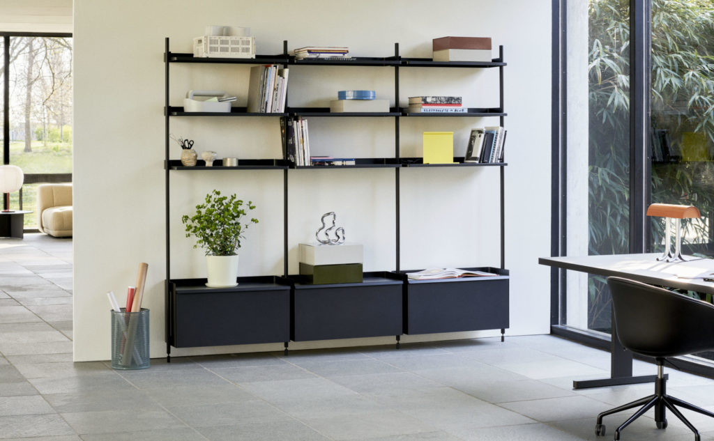 Une Bibliothèque modulable Pier System 133 dans une pièce avec bureau et chaise, mettant en scène le Pier System 133.