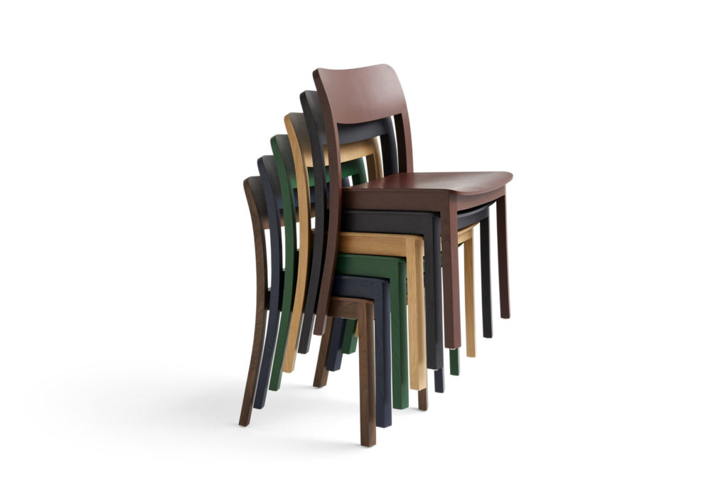 Une pile de chaises Chaise Pastis empilées les unes sur les autres.