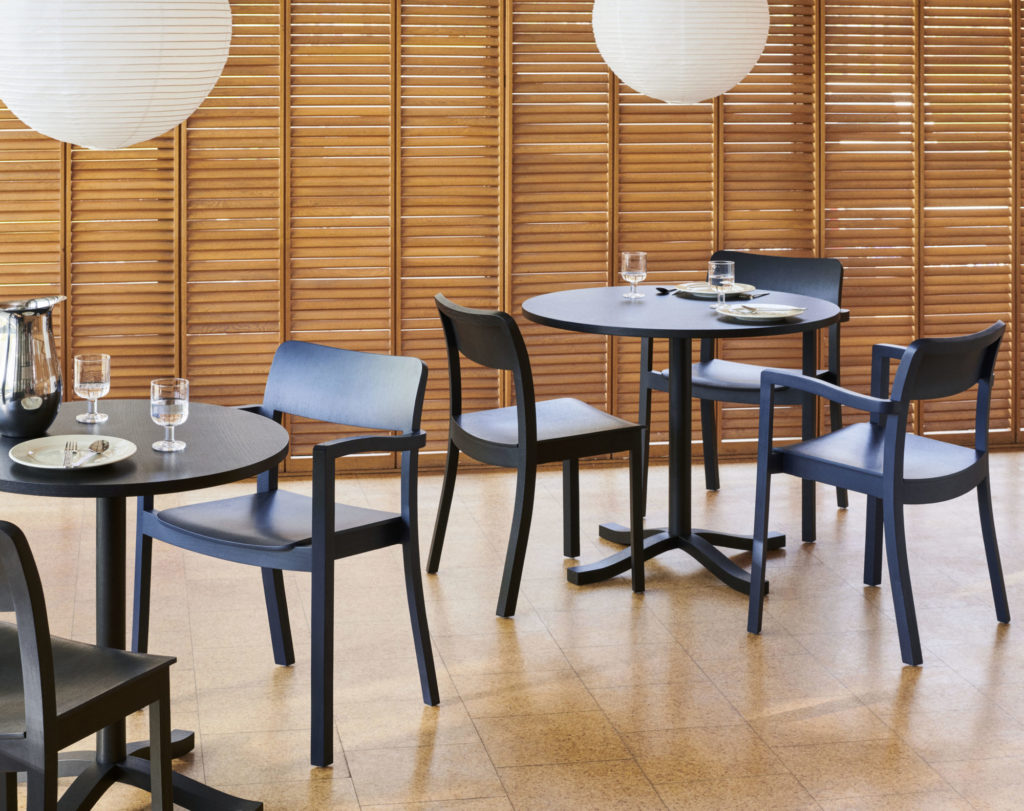 Une Chaise Pastis avec accoudoirs dans une salle à manger.