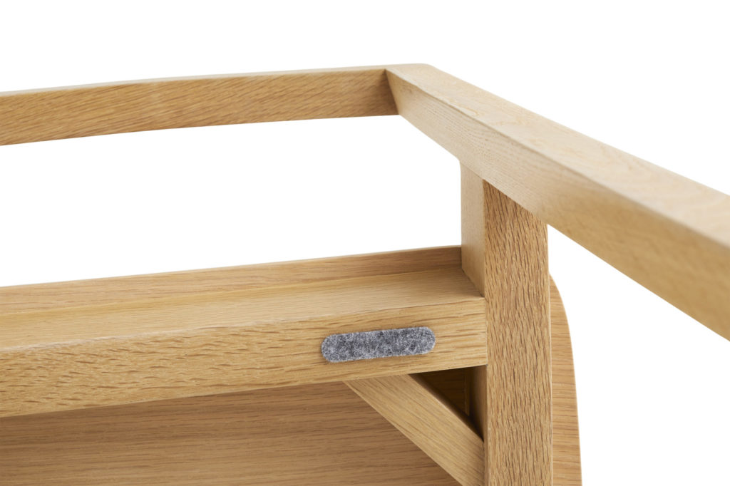 Un gros plan d'une chaise en bois avec une poignée en métal et des accoudoirs.