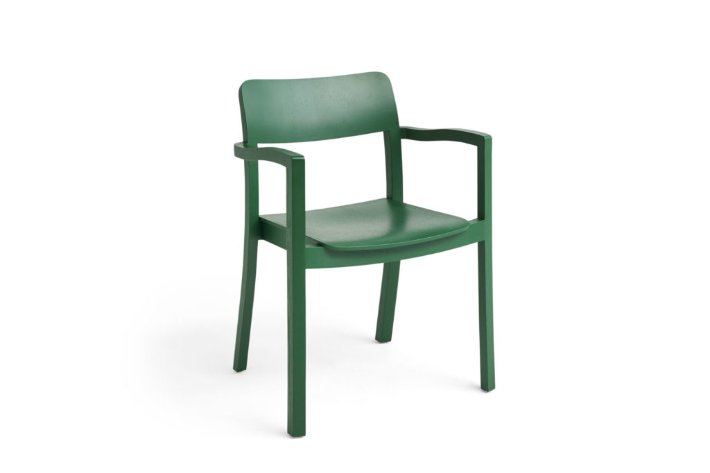 Une chaise en plastique vert sur fond blanc.