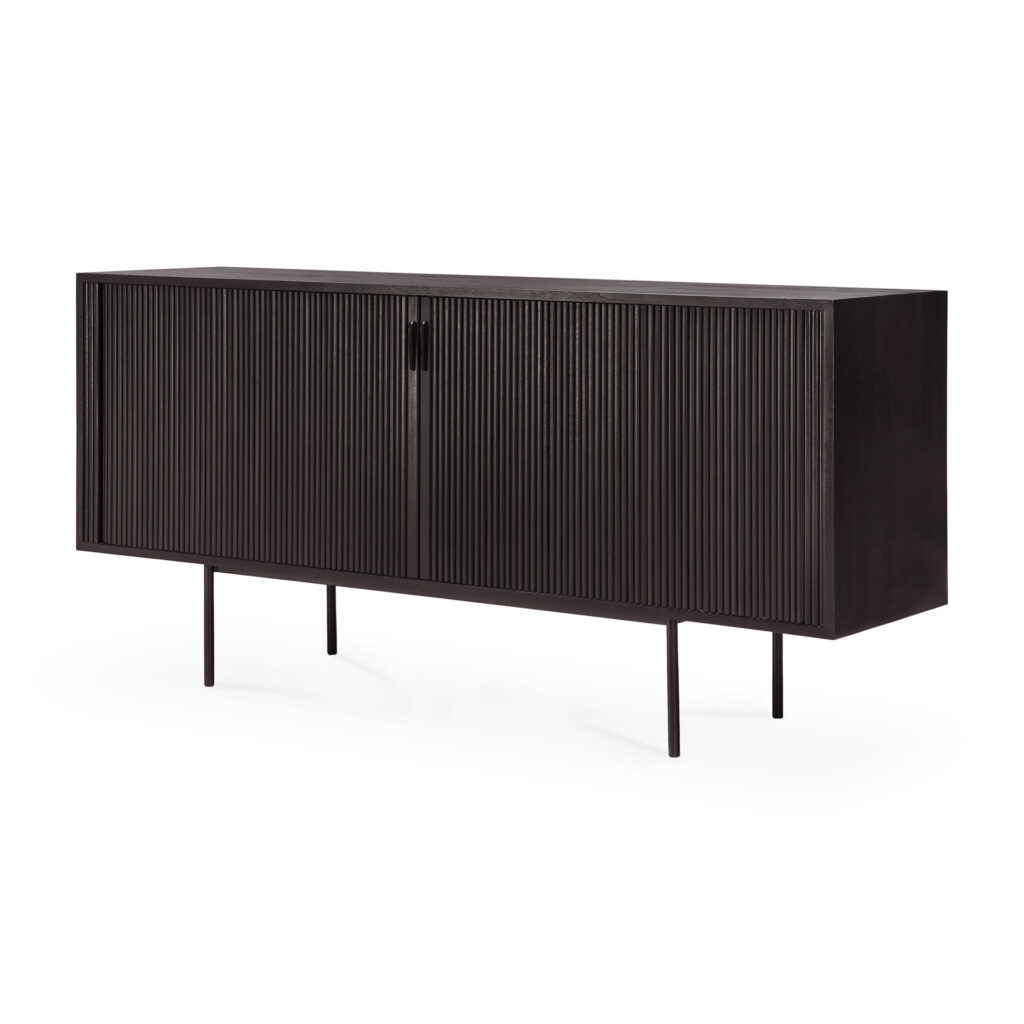 Buffet moderne Roller-Max en teck teinté noir, avec des portes rainurées, quatre pieds fins et une forme rectangulaire élégante - parfait comme buffet 168 cm pour les intérieurs contemporains.