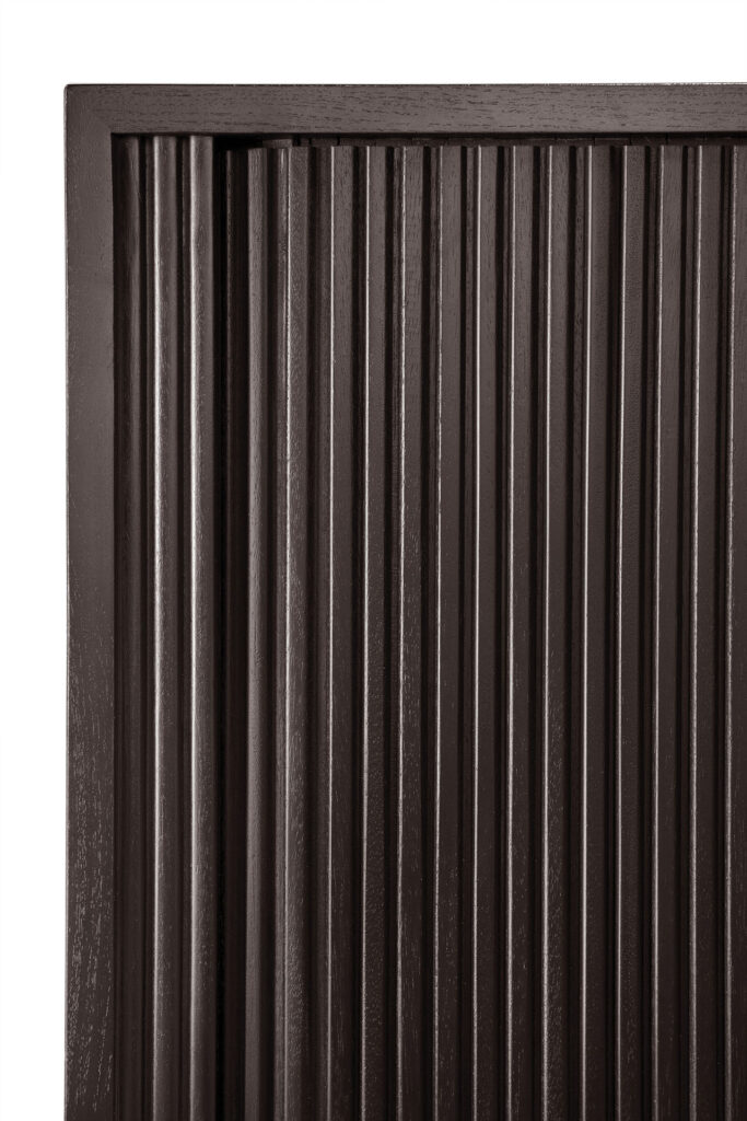 Gros plan d'un panneau de bois brun foncé à rainures verticales en teck teinté noir, dont une partie du cadre rectangulaire est visible sur les bords, rappelant le design classique du Buffet Roller-Max.