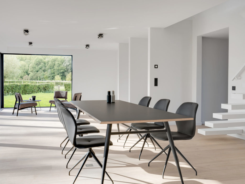 Une salle à manger moderne avec des chaises Chaise Mood 91.