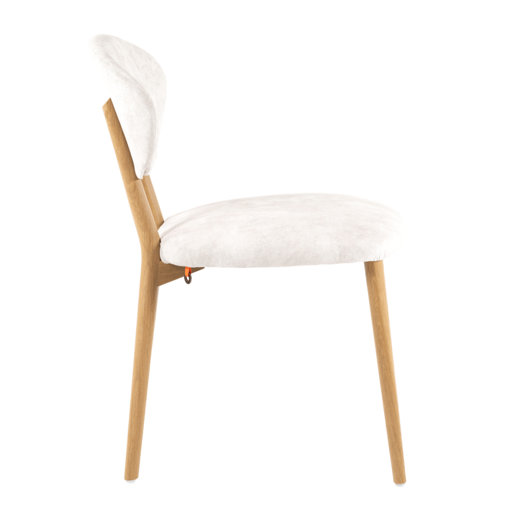 Une chaise Toro blanche avec des pieds en bois.