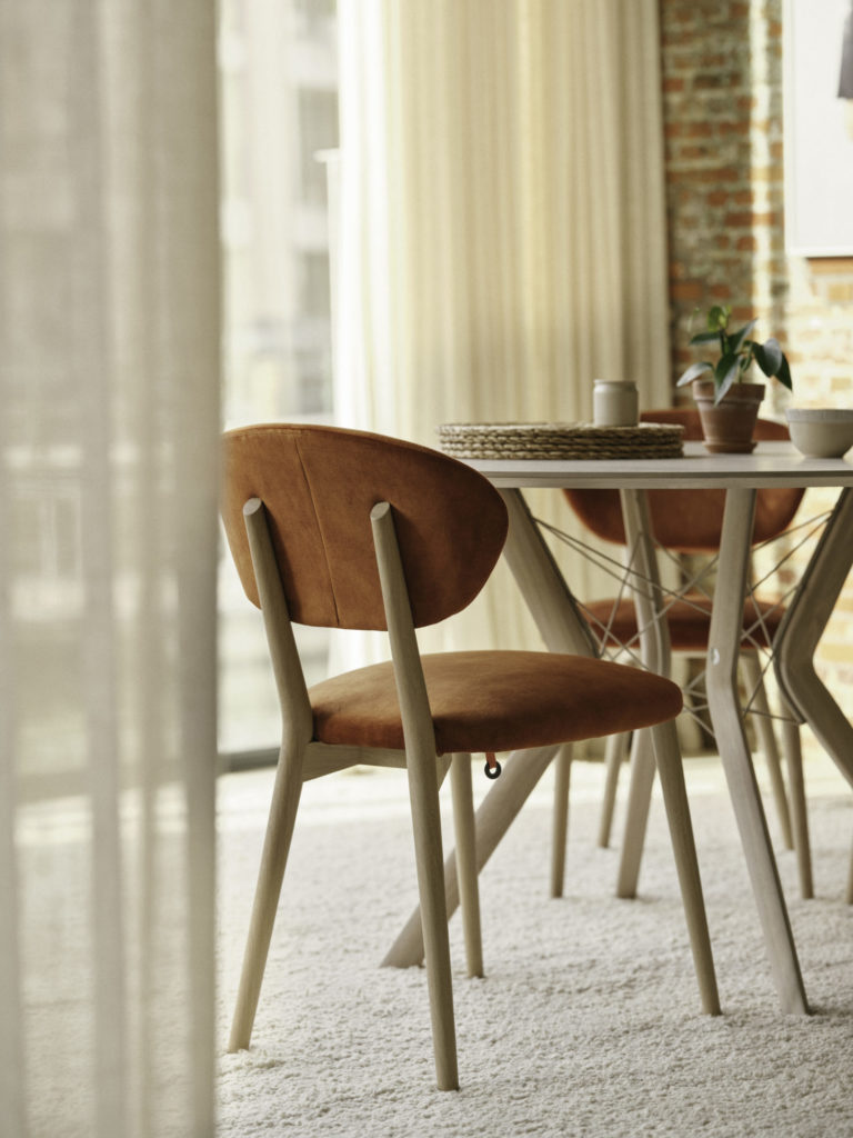 Une chaise Toro à côté d'une table.