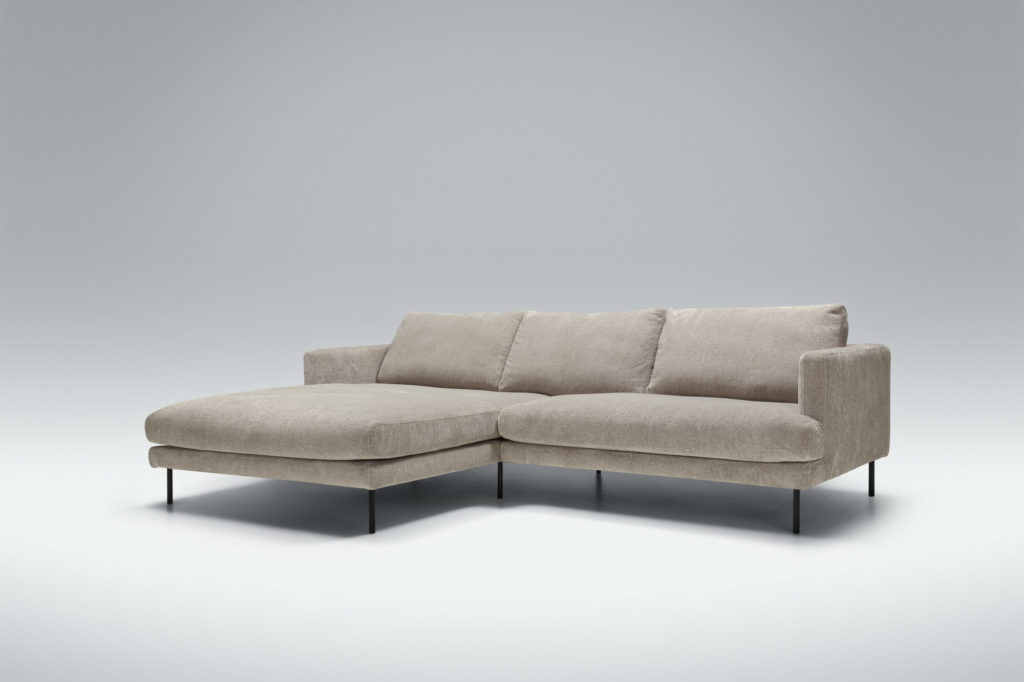 Un canapé sectionnel beige sur fond gris, mettant en vedette le Canapé Britt.