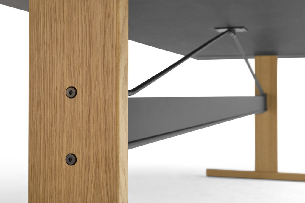 Un gros plan d’une table Passerelle avec des pieds en métal.