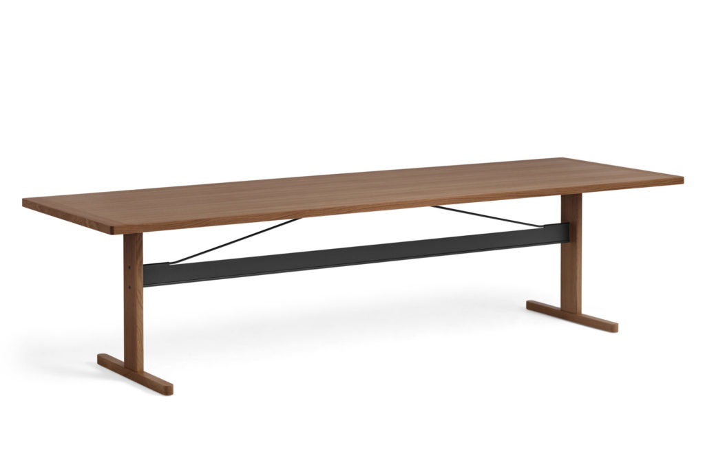 Une Table Passerelle avec un plateau en bois et des pieds noirs.