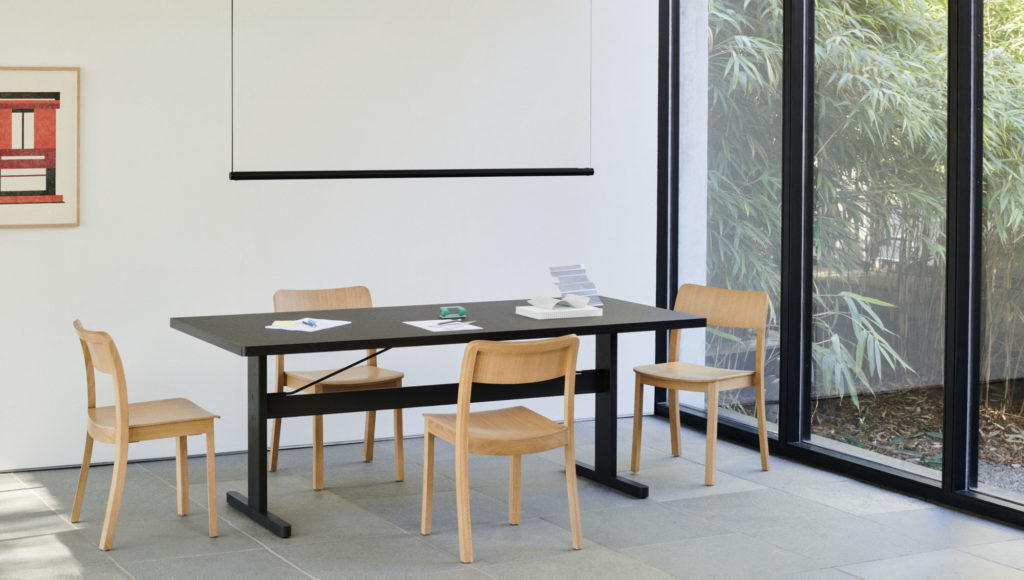 Une salle à manger avec une Table Passerelle et des chaises.