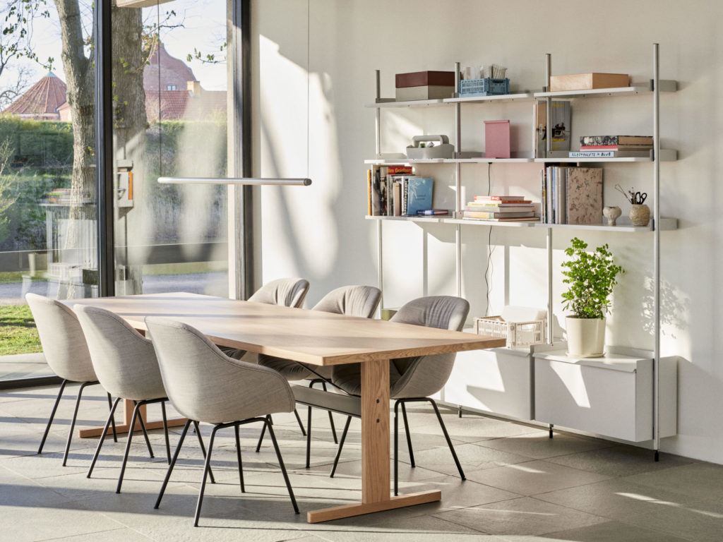 Une salle à manger moderne avec une Table Passerelle et des chaises.