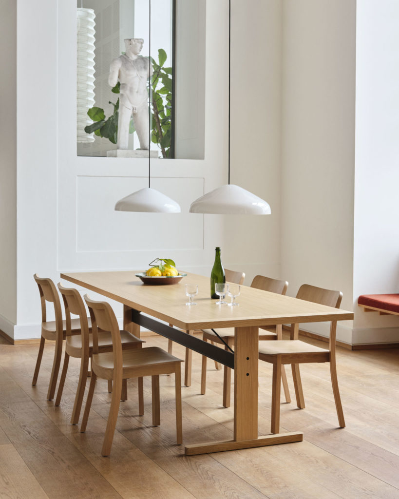 Une Table Passerelle avec des chaises en bois.