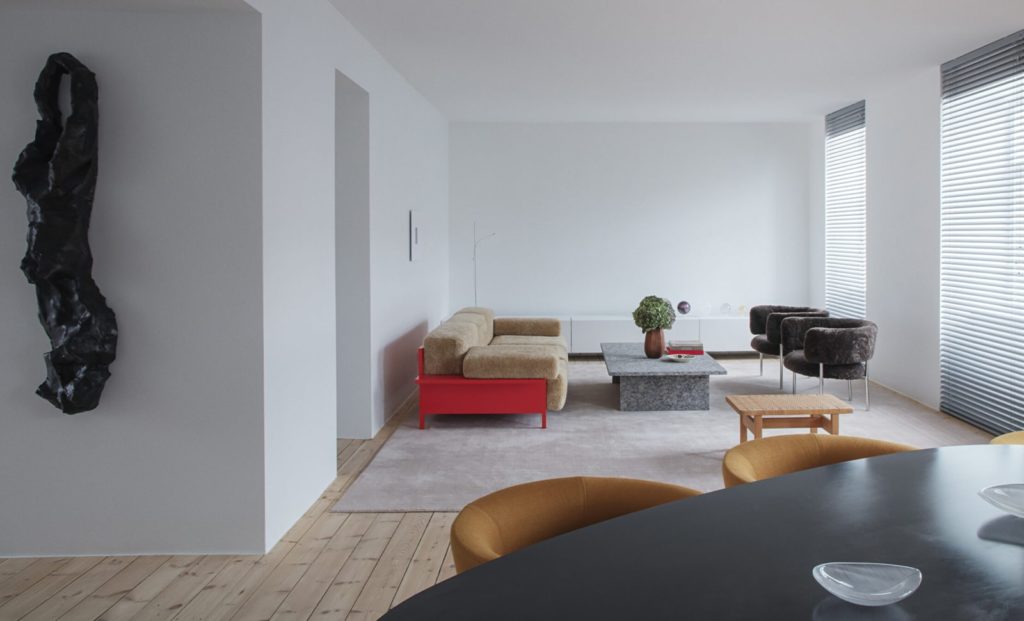 Un salon d'inspiration terrestre avec des meubles Tapis Earth Bamboo et des tapis Tapis.