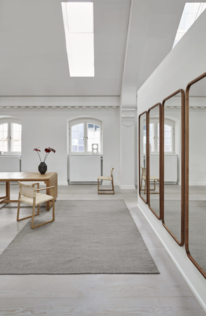 Une chambre Tapis Escape Kelim avec coutures sur un sol en bois.