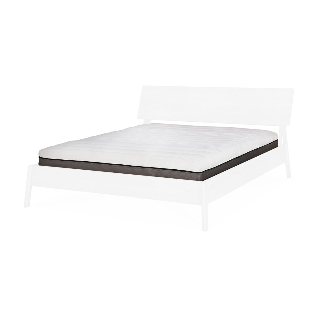 Un cadre de lit blanc minimaliste avec un matelas noir et blanc Ethnicraft, présenté sous un angle.